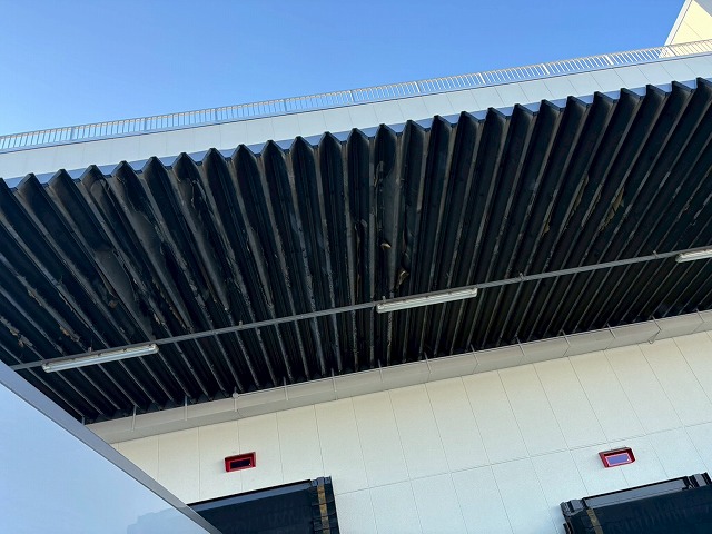 少し離れてみた庇の写真